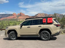 Prinsu roof rack and extra gas on the side.