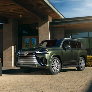2026_Lexus_LX_700h_UltraLuxury_NoriGreenPearl_001-1500x1000.webp