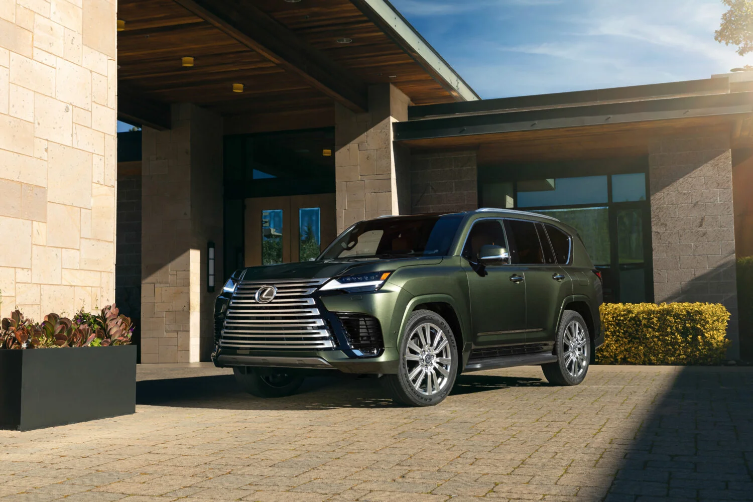 2026_Lexus_LX_700h_UltraLuxury_NoriGreenPearl_001-1500x1000.webp